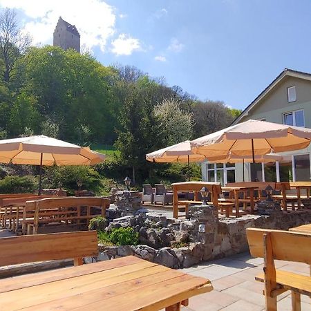 Pod Hradom Restaurant & Pension Topoľčany エクステリア 写真