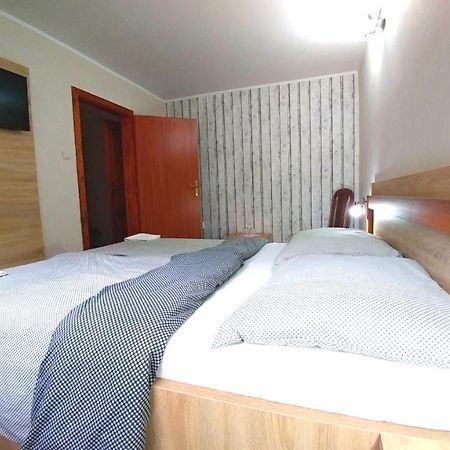 Pod Hradom Restaurant & Pension Topoľčany エクステリア 写真