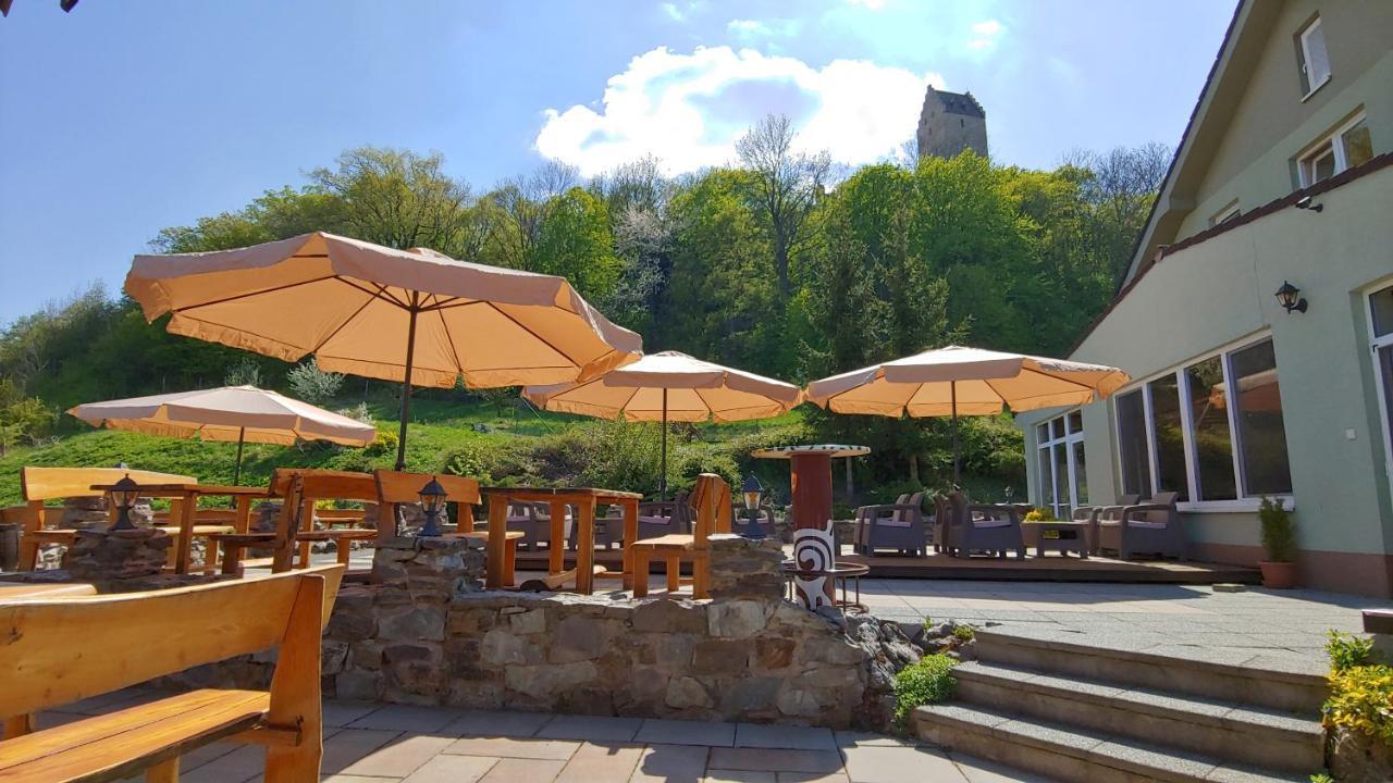 Pod Hradom Restaurant & Pension Topoľčany エクステリア 写真