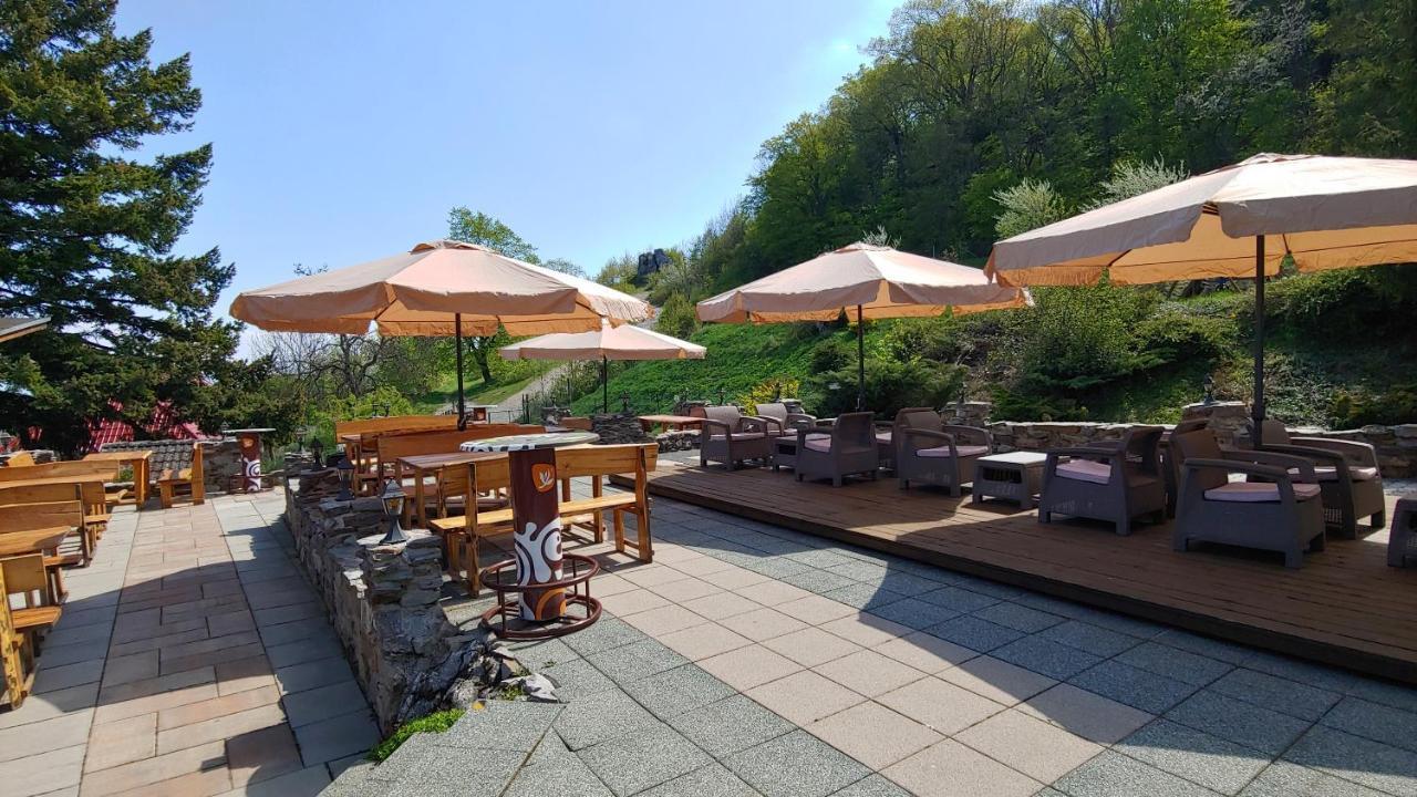 Pod Hradom Restaurant & Pension Topoľčany エクステリア 写真