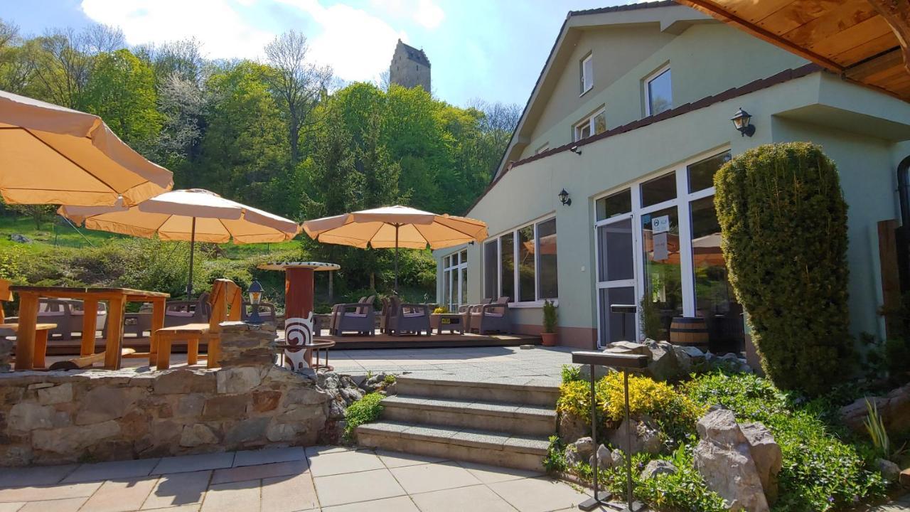 Pod Hradom Restaurant & Pension Topoľčany エクステリア 写真