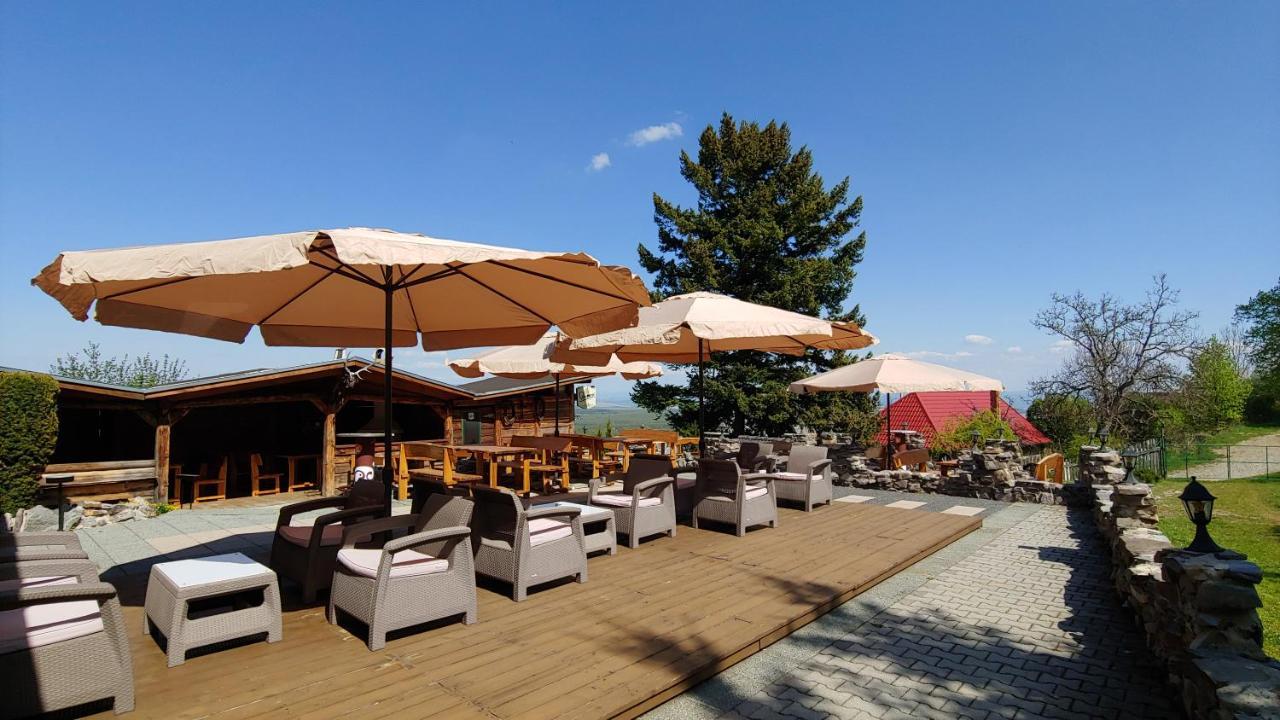 Pod Hradom Restaurant & Pension Topoľčany エクステリア 写真