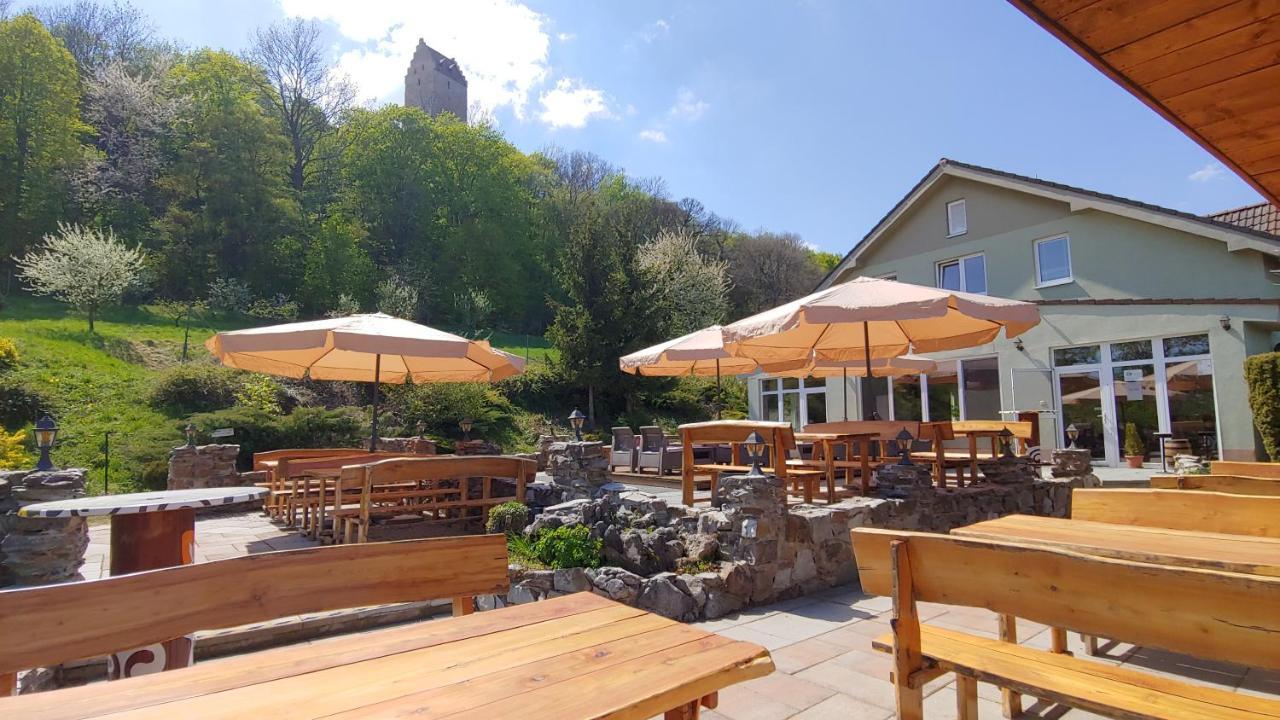 Pod Hradom Restaurant & Pension Topoľčany エクステリア 写真