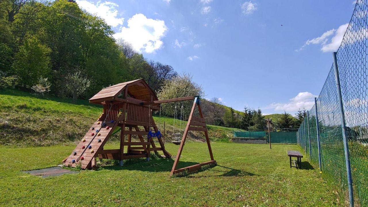 Pod Hradom Restaurant & Pension Topoľčany エクステリア 写真