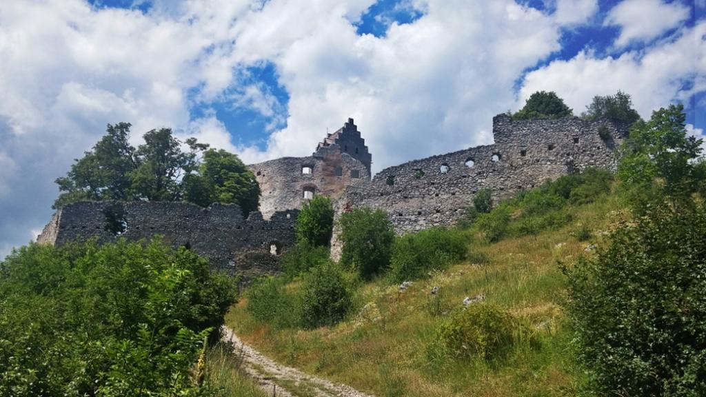 Pod Hradom Restaurant & Pension Topoľčany エクステリア 写真