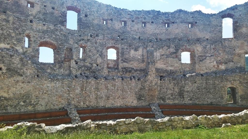 Pod Hradom Restaurant & Pension Topoľčany エクステリア 写真