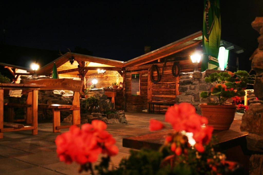 Pod Hradom Restaurant & Pension Topoľčany エクステリア 写真