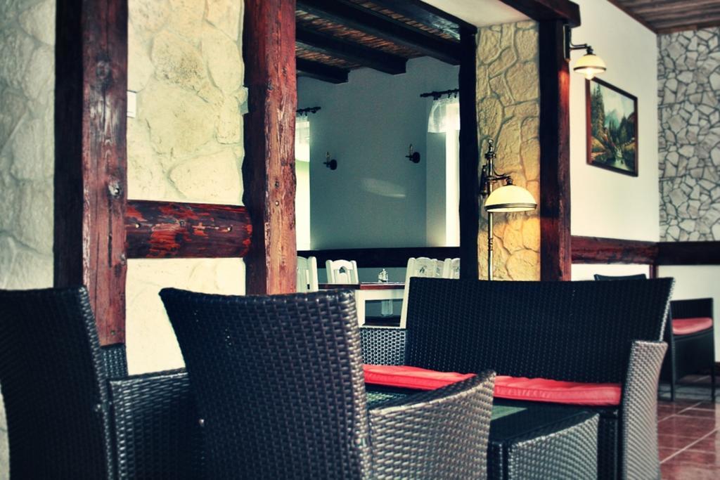 Pod Hradom Restaurant & Pension Topoľčany エクステリア 写真