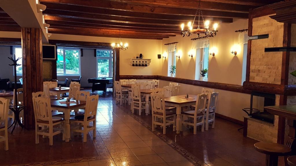 Pod Hradom Restaurant & Pension Topoľčany エクステリア 写真