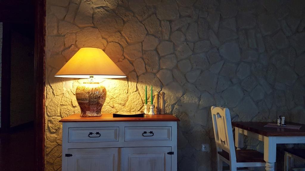 Pod Hradom Restaurant & Pension Topoľčany エクステリア 写真