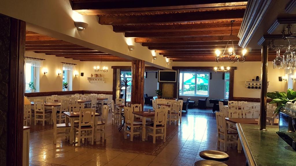 Pod Hradom Restaurant & Pension Topoľčany エクステリア 写真
