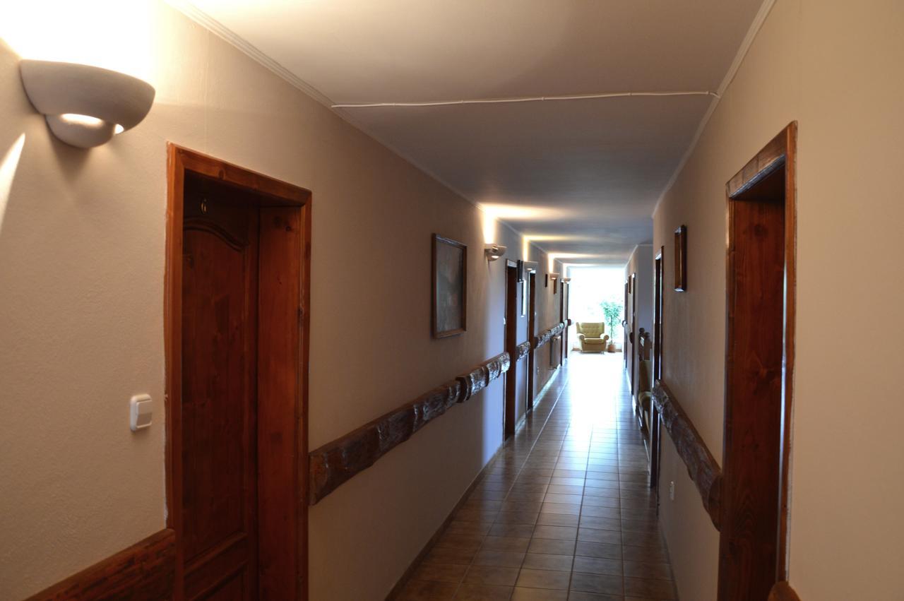 Pod Hradom Restaurant & Pension Topoľčany エクステリア 写真