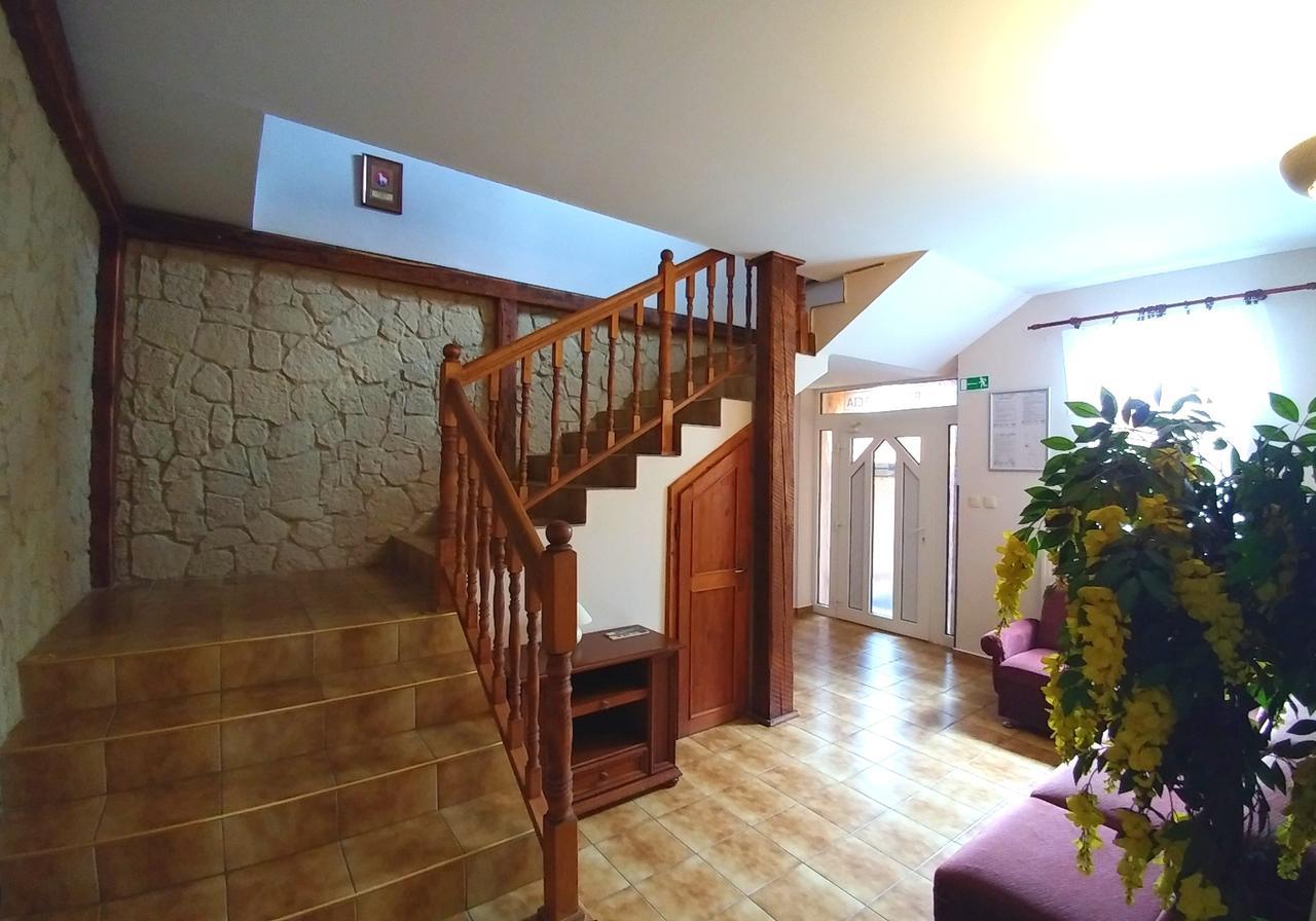 Pod Hradom Restaurant & Pension Topoľčany エクステリア 写真