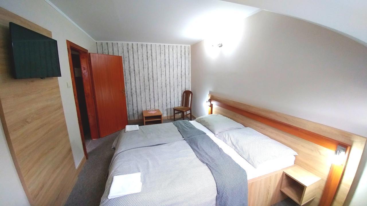 Pod Hradom Restaurant & Pension Topoľčany エクステリア 写真