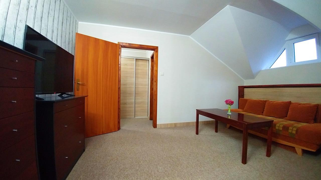 Pod Hradom Restaurant & Pension Topoľčany エクステリア 写真
