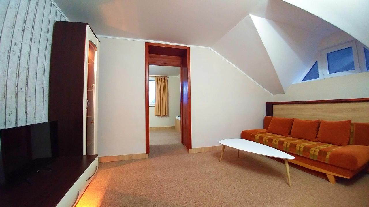 Pod Hradom Restaurant & Pension Topoľčany エクステリア 写真