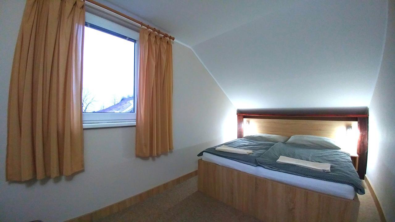 Pod Hradom Restaurant & Pension Topoľčany エクステリア 写真