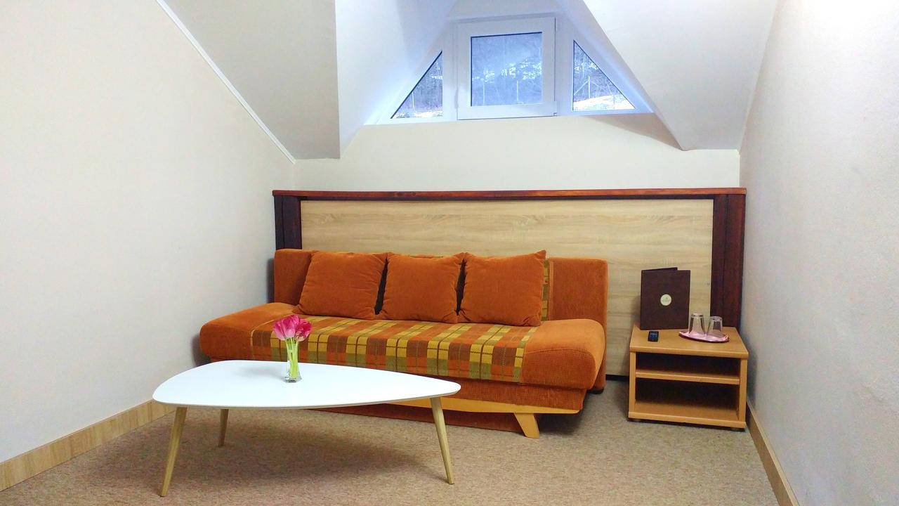 Pod Hradom Restaurant & Pension Topoľčany エクステリア 写真