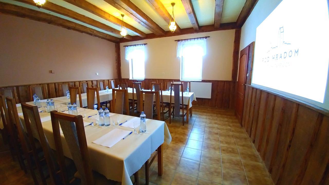 Pod Hradom Restaurant & Pension Topoľčany エクステリア 写真