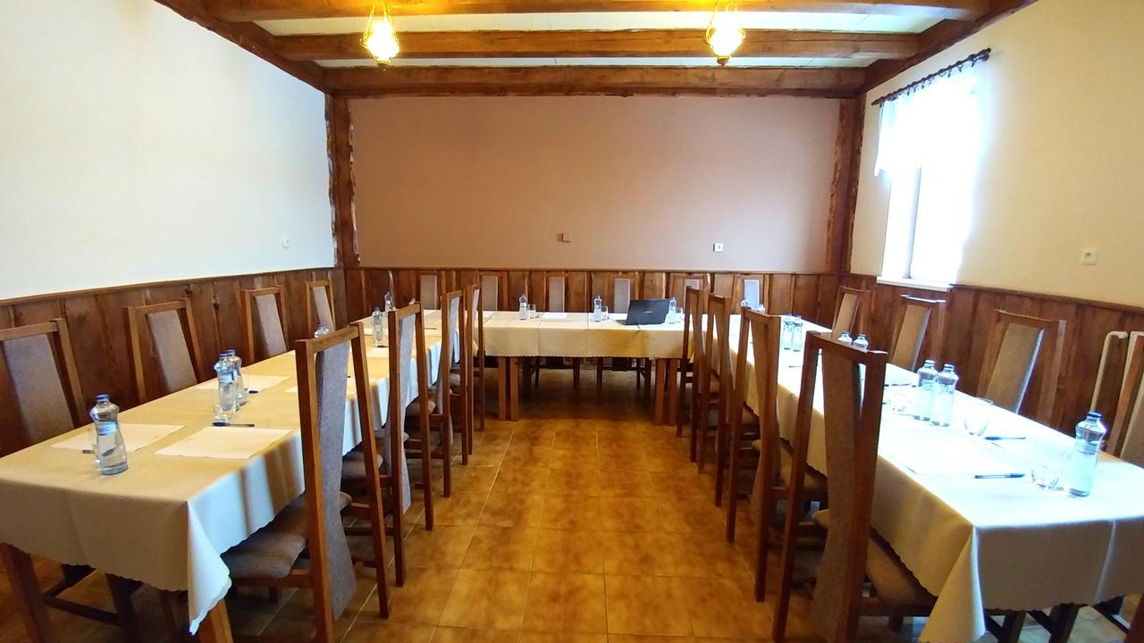 Pod Hradom Restaurant & Pension Topoľčany エクステリア 写真