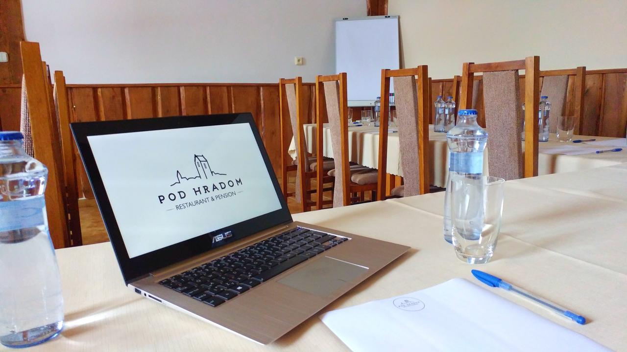 Pod Hradom Restaurant & Pension Topoľčany エクステリア 写真