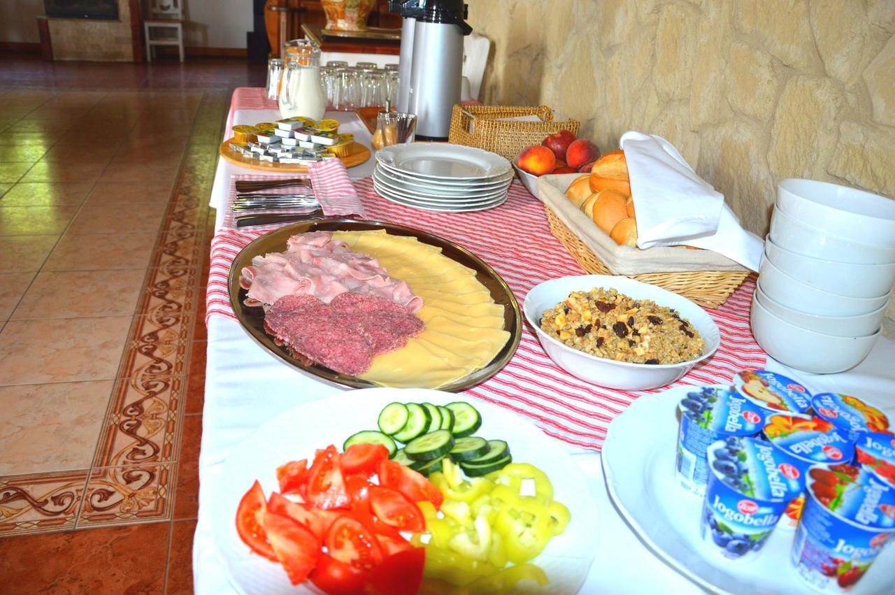 Pod Hradom Restaurant & Pension Topoľčany エクステリア 写真