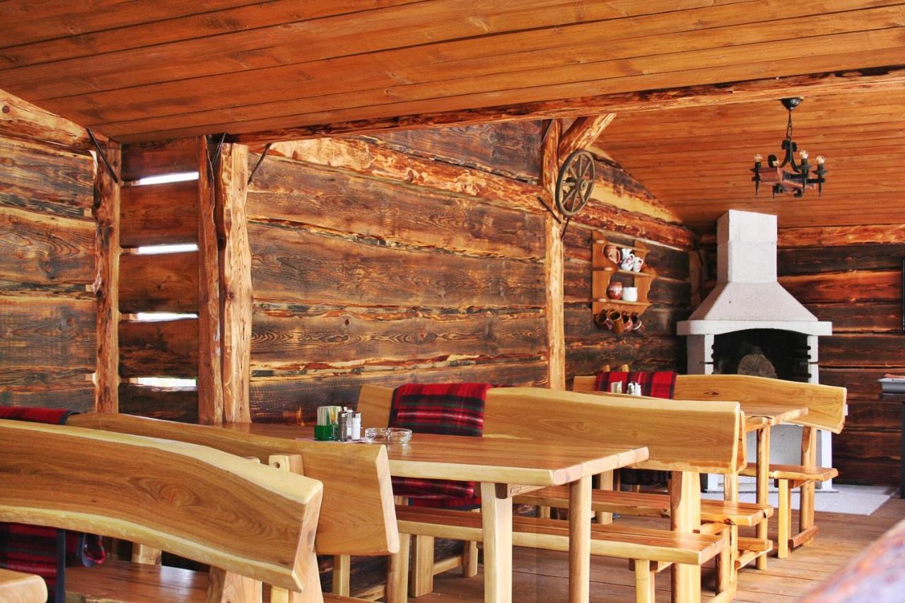 Pod Hradom Restaurant & Pension Topoľčany エクステリア 写真